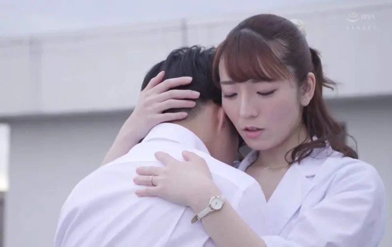 Buồn vì điểm kém, cậu học sinh được cô y tá phòng y tế kèm cặp động viên