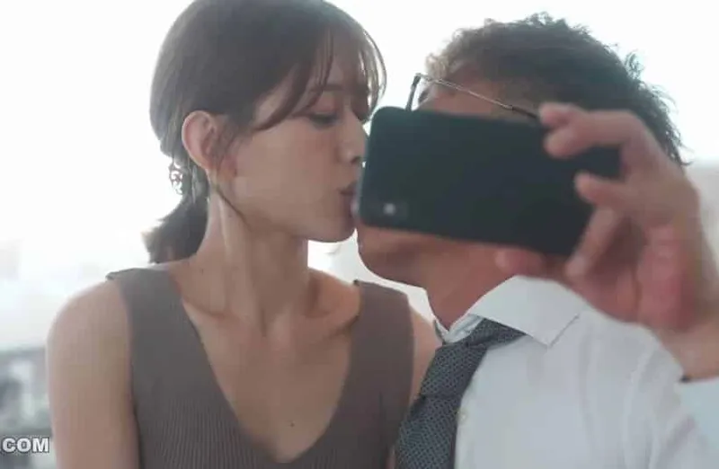 Thấy vợ hơi lạ, anh xã xem điện thoại bà xã và thấy cảnh phang với cấp trên của mình