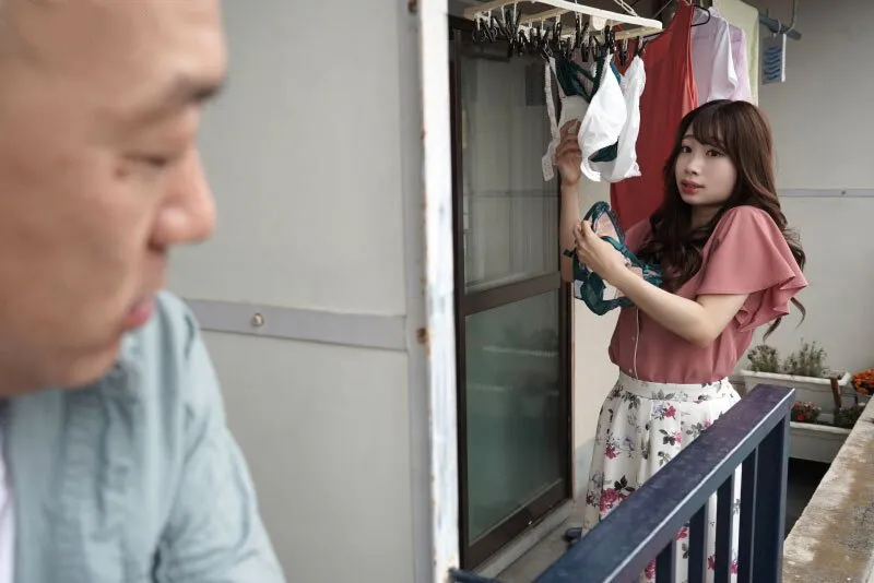 Gã gần nhà chuyên soi mói và cặp cô vợ ông xã thường xuyên rên la quá to